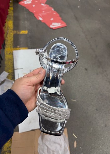 Gri Yılan Desenli Metal Topuklu Kadın Ayakkabı - Görsel 3