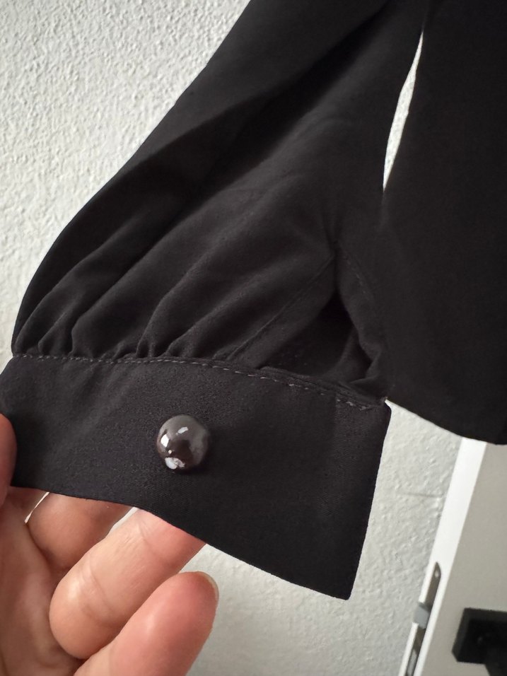 Siyah krep boncuk detaylı gömlek - Görsel 4