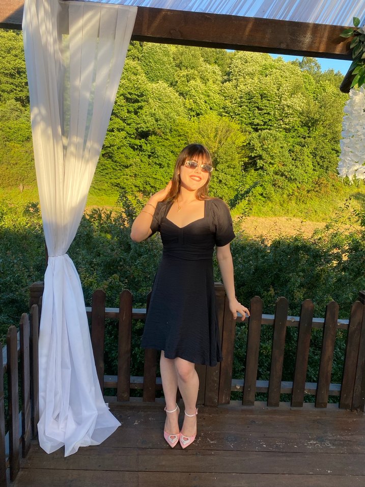 V Yaka Drapeli Siyah Midi Elbise - Görsel 4