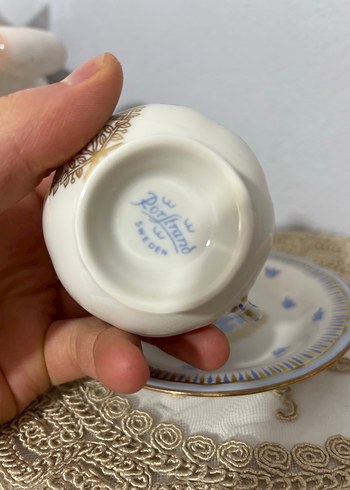 İşlemeli Taç Desenli Kapaklı Fincan ve Tabak - Görsel 4