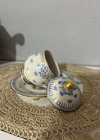 İşlemeli Taç Desenli Kapaklı Fincan ve Tabak - Görsel 5