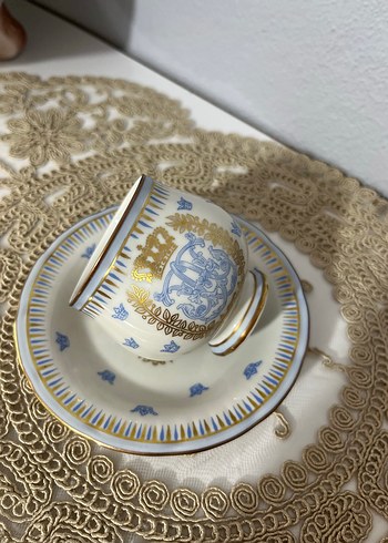 İşlemeli Taç Desenli Kapaklı Fincan ve Tabak - Görsel 2