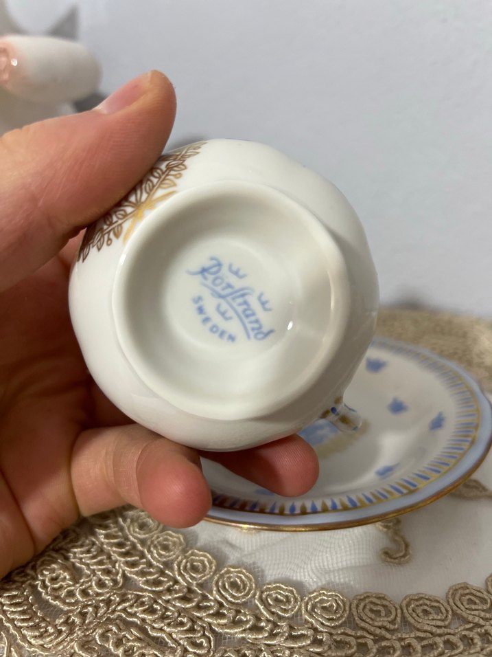 İşlemeli Taç Desenli Kapaklı Fincan ve Tabak - Görsel 4