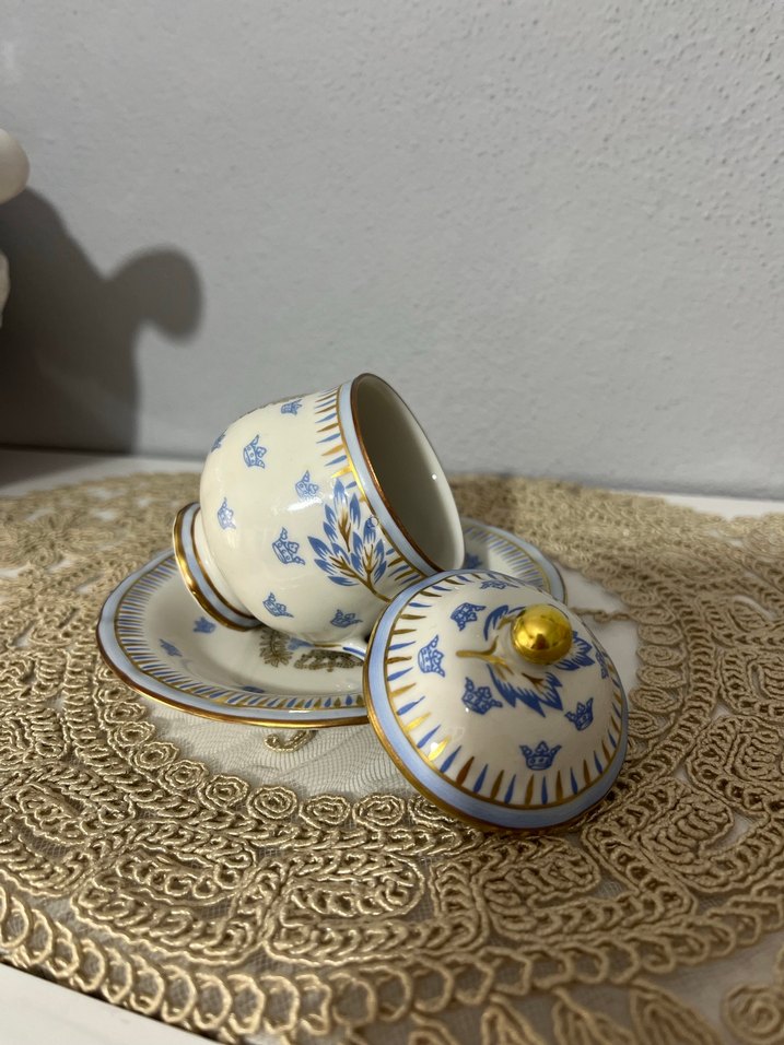 İşlemeli Taç Desenli Kapaklı Fincan ve Tabak - Görsel 5