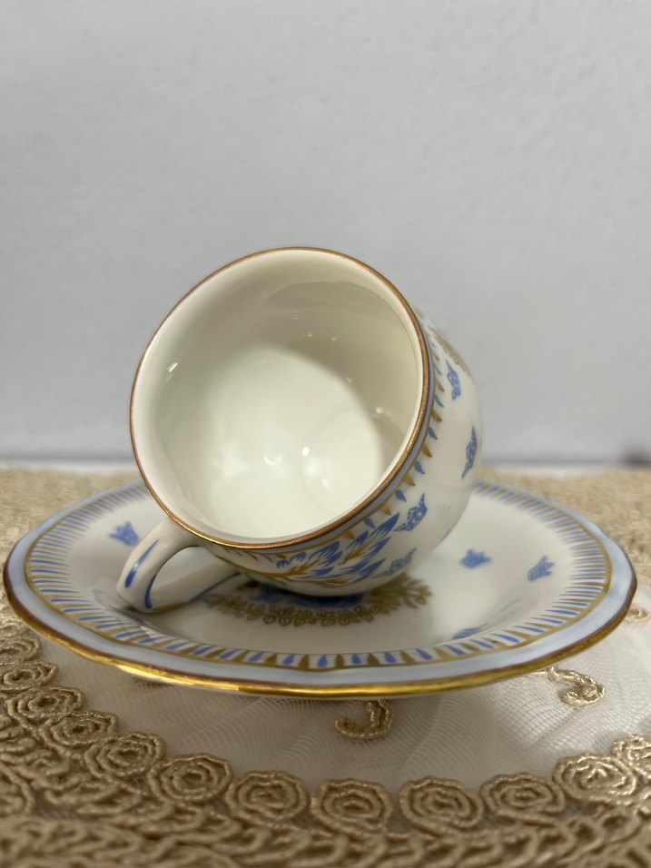 İşlemeli Taç Desenli Kapaklı Fincan ve Tabak - Görsel 3