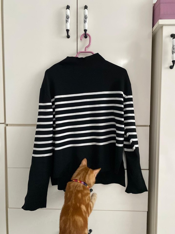 Siyah Beyaz Çizgili Boğazlı Kadın Kazak - Görsel 2