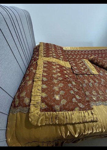 İşlemeli Parlak Altın Renk Yatak Örtüsü - Görsel 5