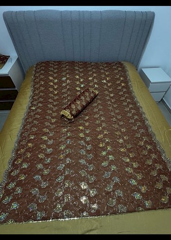 İşlemeli Parlak Altın Renk Yatak Örtüsü - Görsel 3