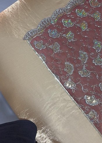 İşlemeli Parlak Altın Renk Yatak Örtüsü - Görsel 4