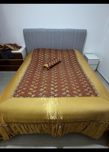 İşlemeli Parlak Altın Renk Yatak Örtüsü - Görsel 2