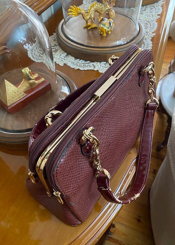 Bordo Yılan Desenli Zincir Detaylı Deri Çanta - Görsel 3