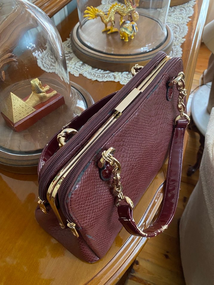 Bordo Yılan Desenli Zincir Detaylı Deri Çanta - Görsel 3