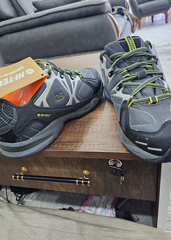 Hi-Tec marka V-Lite serisi outdoor/trekking ayakkabısıdır. - Görsel 2