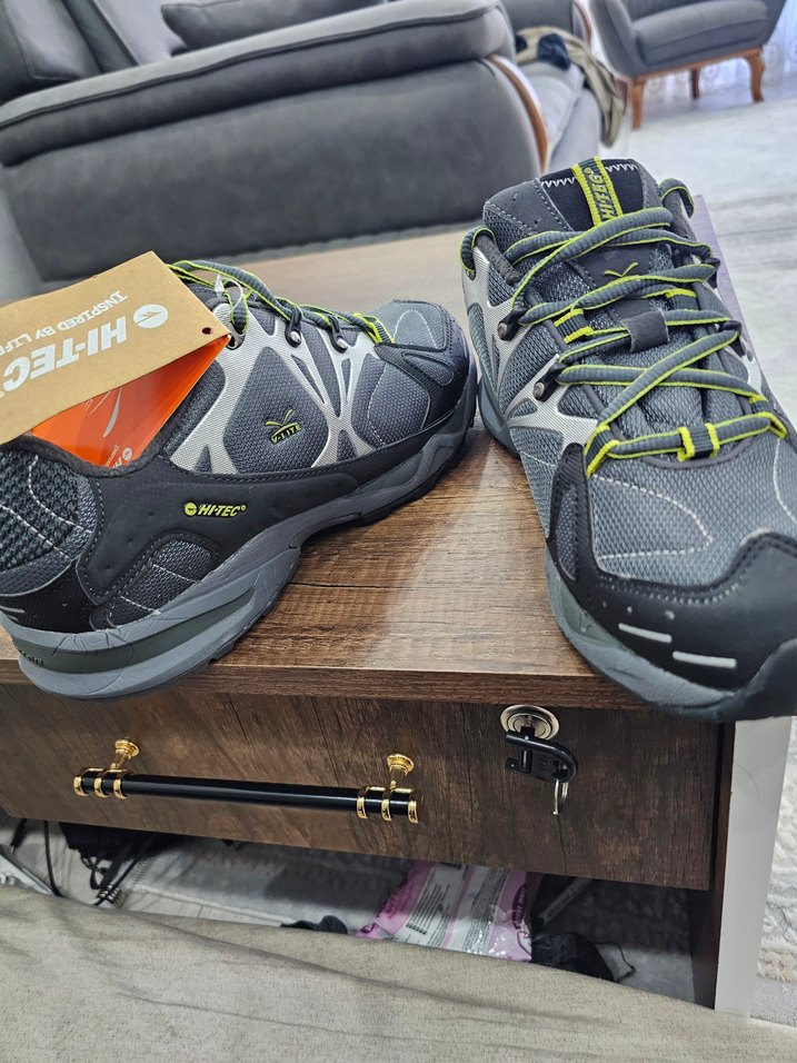 Hi-Tec marka V-Lite serisi outdoor/trekking ayakkabısıdır. - Görsel 2