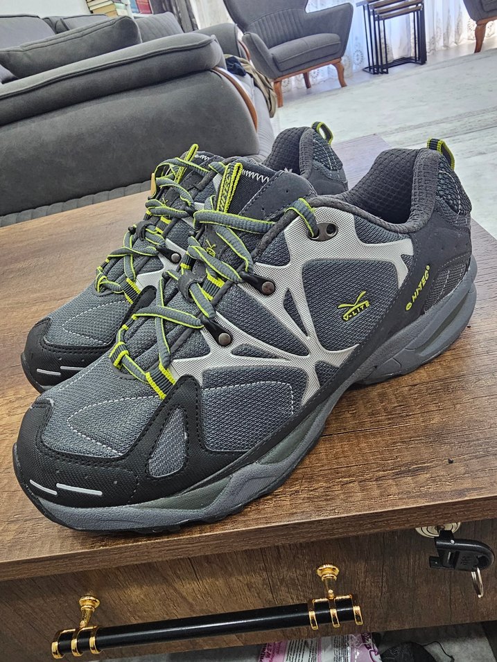 Hi-Tec marka V-Lite serisi outdoor/trekking ayakkabısıdır. - Görsel 3
