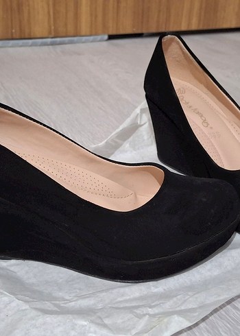 Siyah Süet Dolgu Topuk Kadın Ayakkabı - Görsel 2