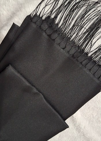 Siyah Püsküllü Kadın Saten Şal - Görsel 2