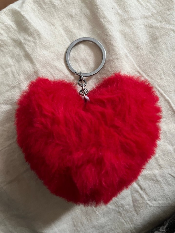 Kırmızı Kürklü Kalp Anahtarlık - Görsel 2