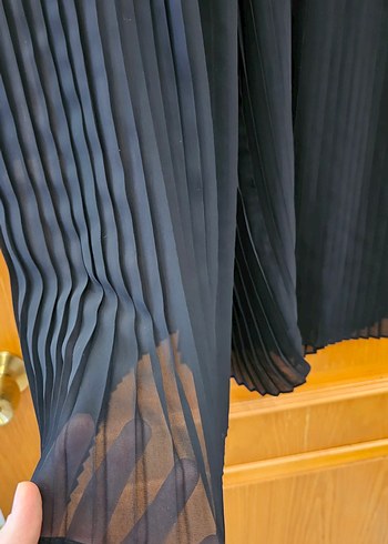 Kadın Siyah Piliseli Kumaş Pantolon - Görsel 2