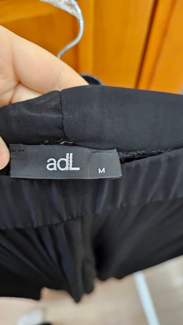 Kadın Siyah Piliseli Kumaş Pantolon - Görsel 3