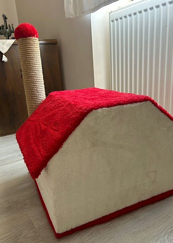 Kırmızı Renkli Kedi Evi ve Tırmalama Direği - Görsel 3