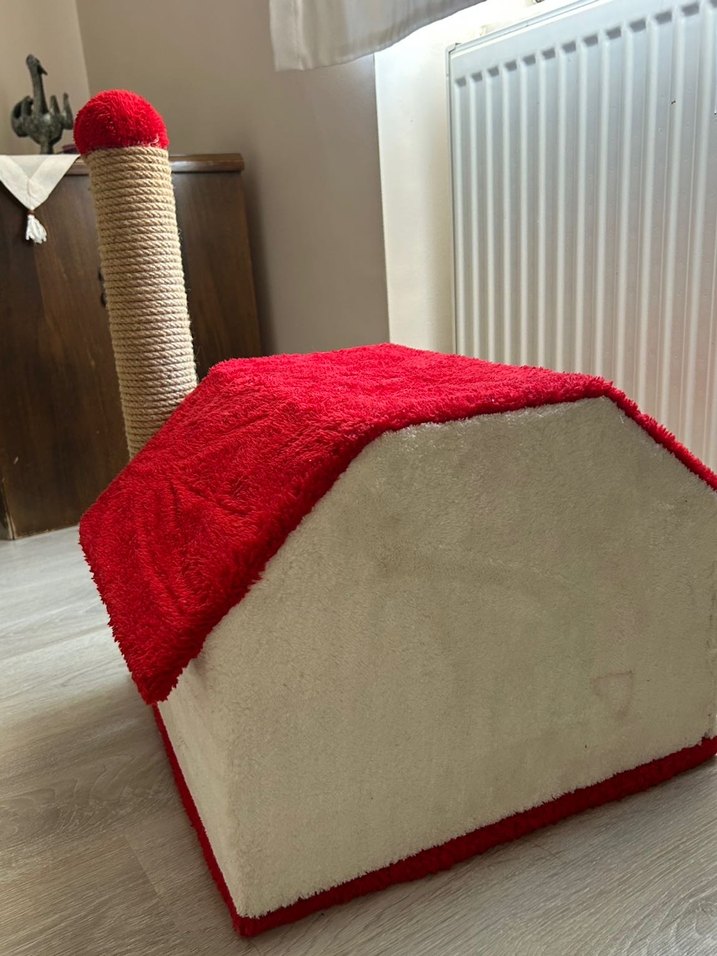 Kırmızı Renkli Kedi Evi ve Tırmalama Direği - Görsel 3