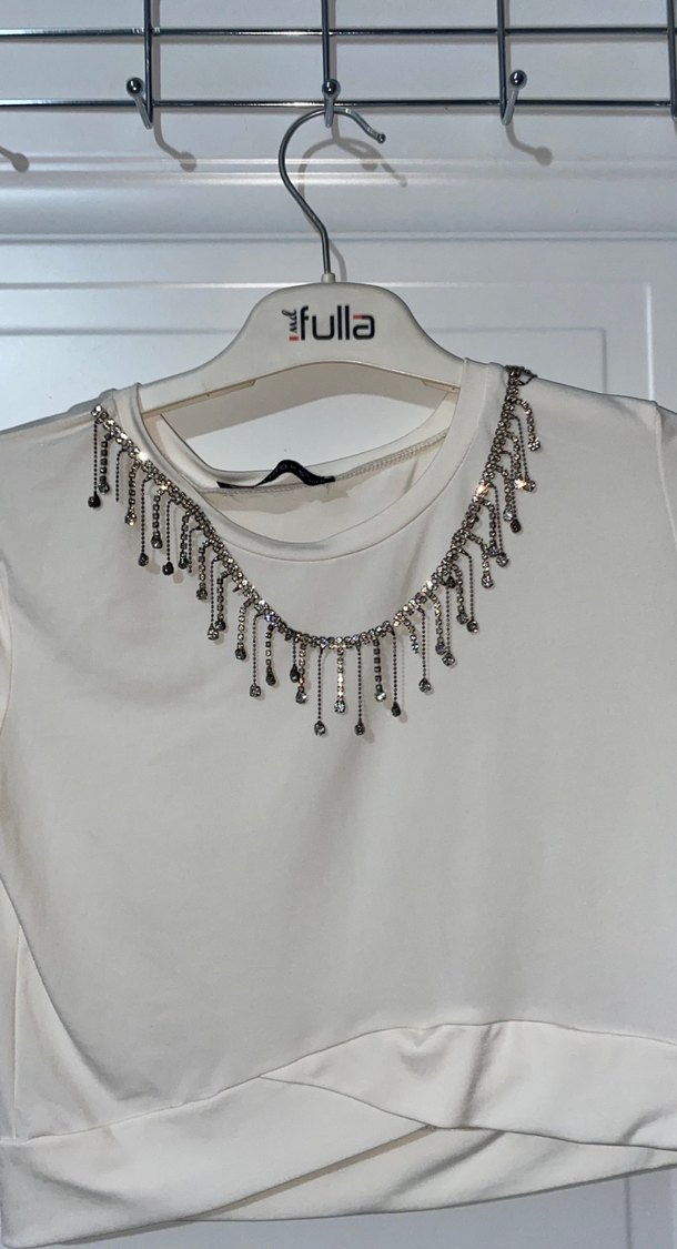 Zincir Detaylı Beyaz Kısa Crop Top - Görsel 2