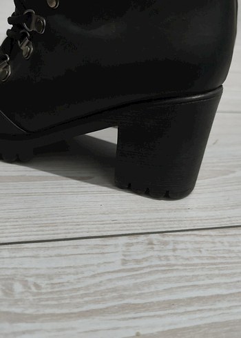 Siyah Deri Gotik Tokalı Kadın Bot - Görsel 4