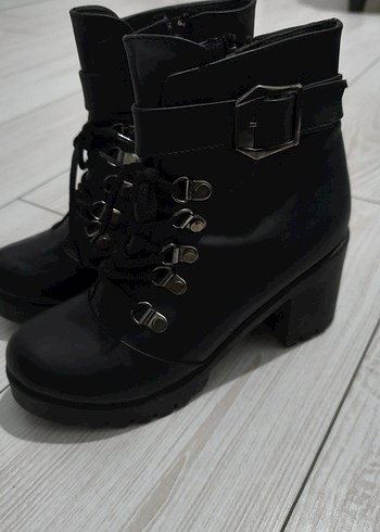 Siyah Deri Gotik Tokalı Kadın Bot - Görsel 5