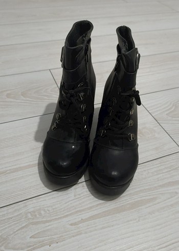 Siyah Deri Gotik Tokalı Kadın Bot - Görsel 3