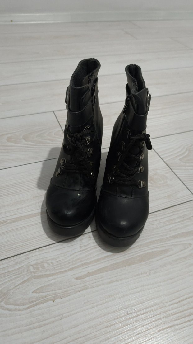 Siyah Deri Gotik Tokalı Kadın Bot - Görsel 3