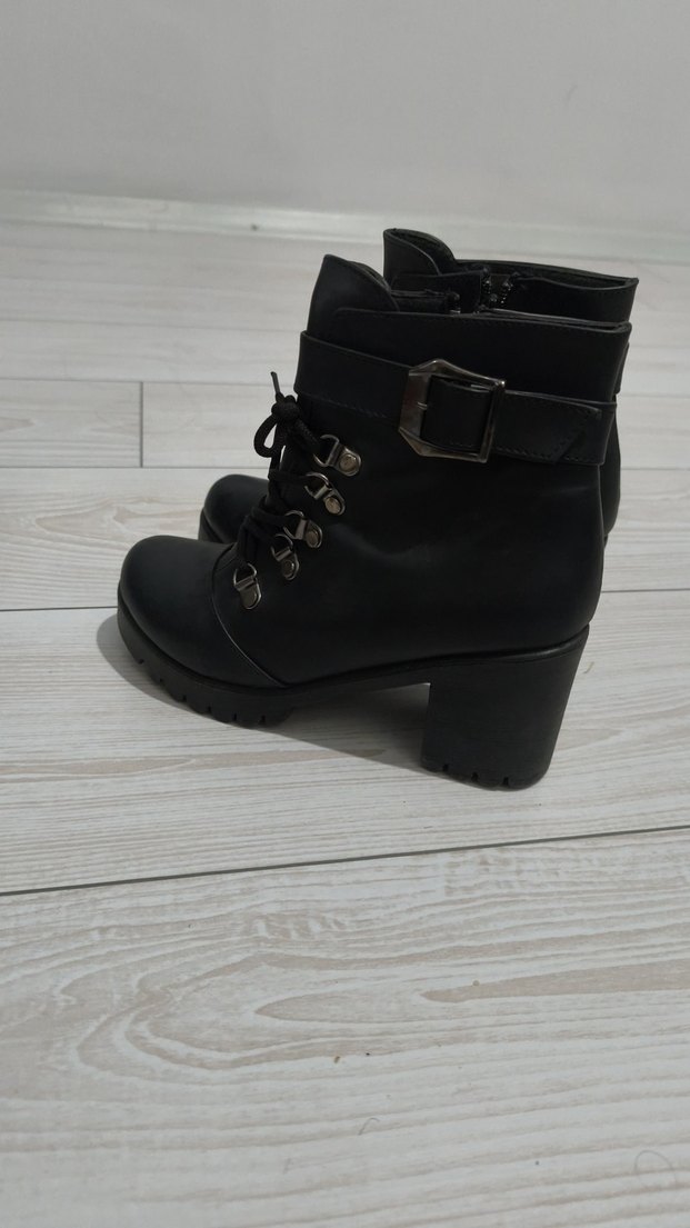 Siyah Deri Gotik Tokalı Kadın Bot - Görsel 2