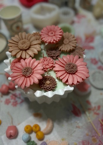 Pembe Pastel Çiçekli Mum - Görsel 2