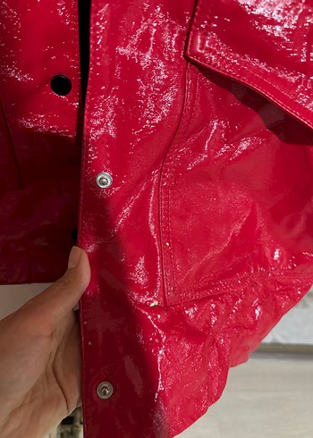 Kadın Parlak Kırmızı Deri Midi Yağmurluk - Görsel 4