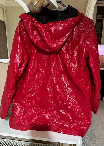 Kadın Parlak Kırmızı Deri Midi Yağmurluk - Görsel 3