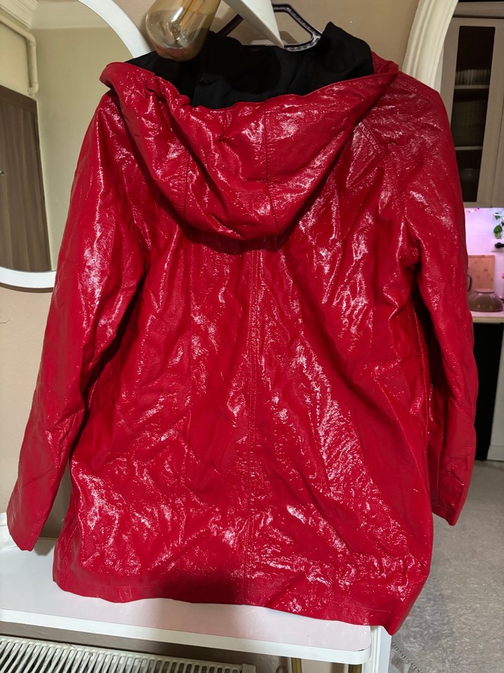 Kadın Parlak Kırmızı Deri Midi Yağmurluk - Görsel 3