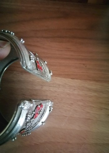 Nakışlı ve Boncuklu Gri-Kırmızı Bilezik - Görsel 4