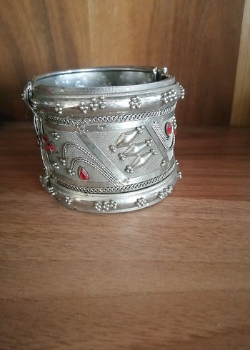 Nakışlı ve Boncuklu Gri-Kırmızı Bilezik - Görsel 2