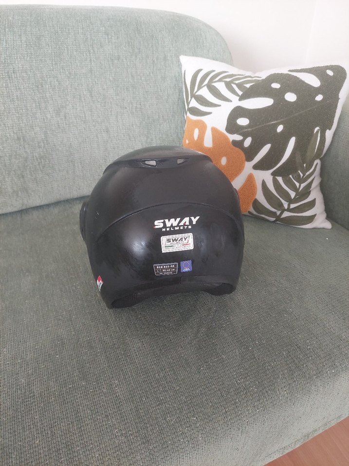 Siyah Minimalist Motosiklet Kaskı - Görsel 4