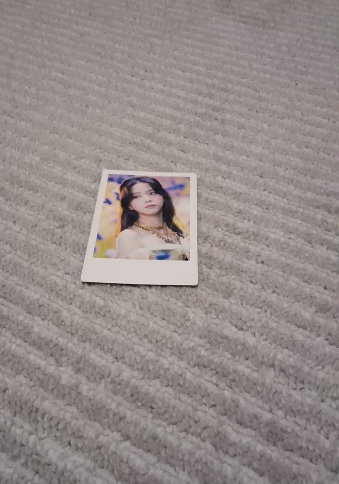 Jisoo polaroid - Görsel 2