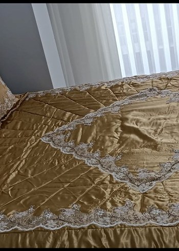 İşlemeli Parlak Altın Yatak Örtüsü - Görsel 2