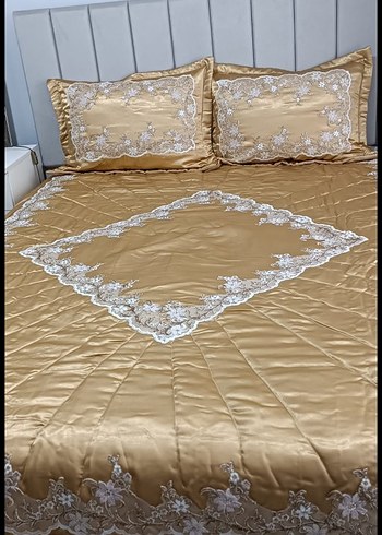 İşlemeli Parlak Altın Yatak Örtüsü - Görsel 4