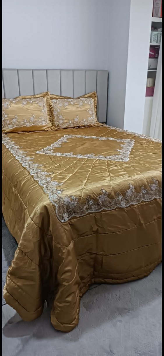 İşlemeli Parlak Altın Yatak Örtüsü - Görsel 3