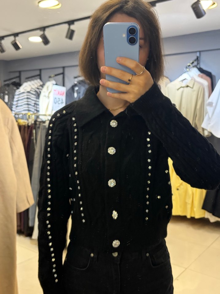 Düğmeli Siyah Nakışlı Kadın Hırka - Görsel 4