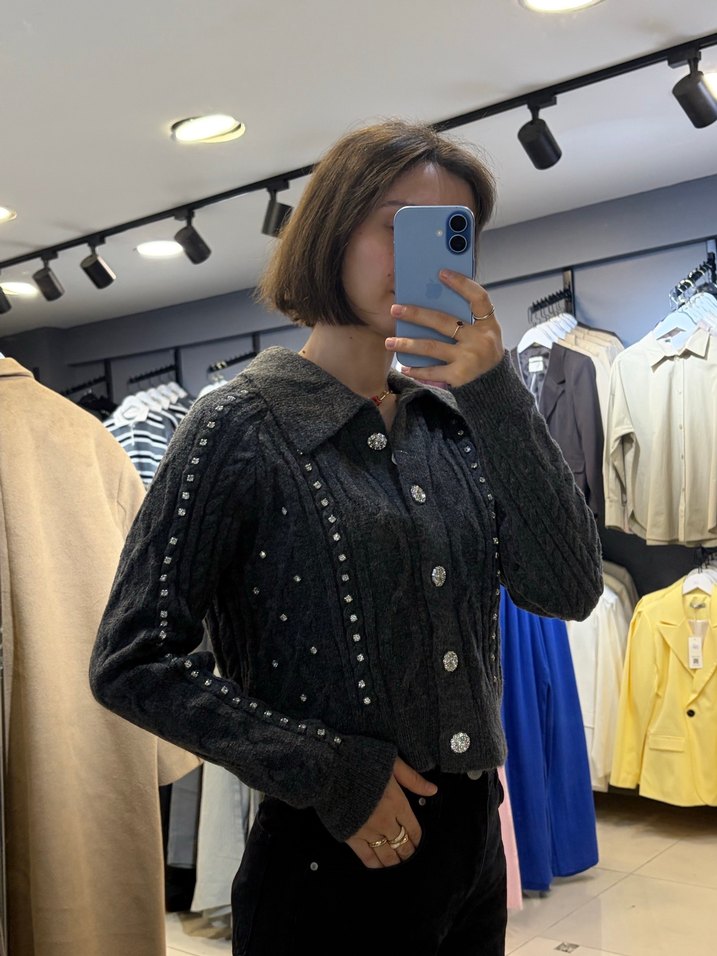 Düğmeli Siyah Nakışlı Kadın Hırka - Görsel 5