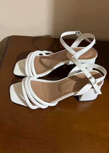 Beyaz Tokalı Kadın Sandalet Blok Topuk - Görsel 2