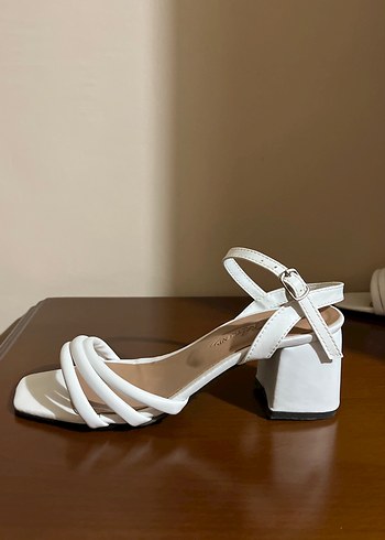 Beyaz Tokalı Kadın Sandalet Blok Topuk - Görsel 4