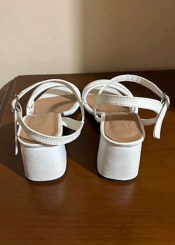 Beyaz Tokalı Kadın Sandalet Blok Topuk - Görsel 3