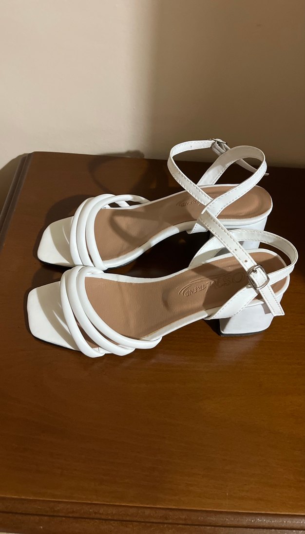 Beyaz Tokalı Kadın Sandalet Blok Topuk - Görsel 2