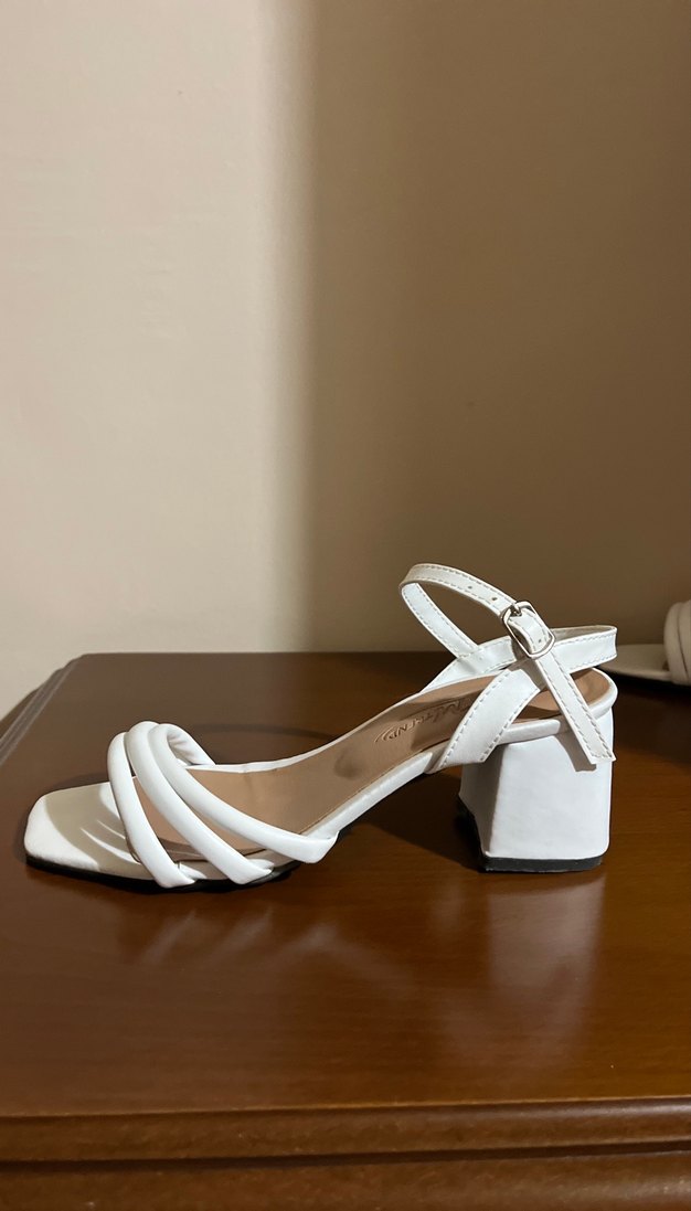 Beyaz Tokalı Kadın Sandalet Blok Topuk - Görsel 4